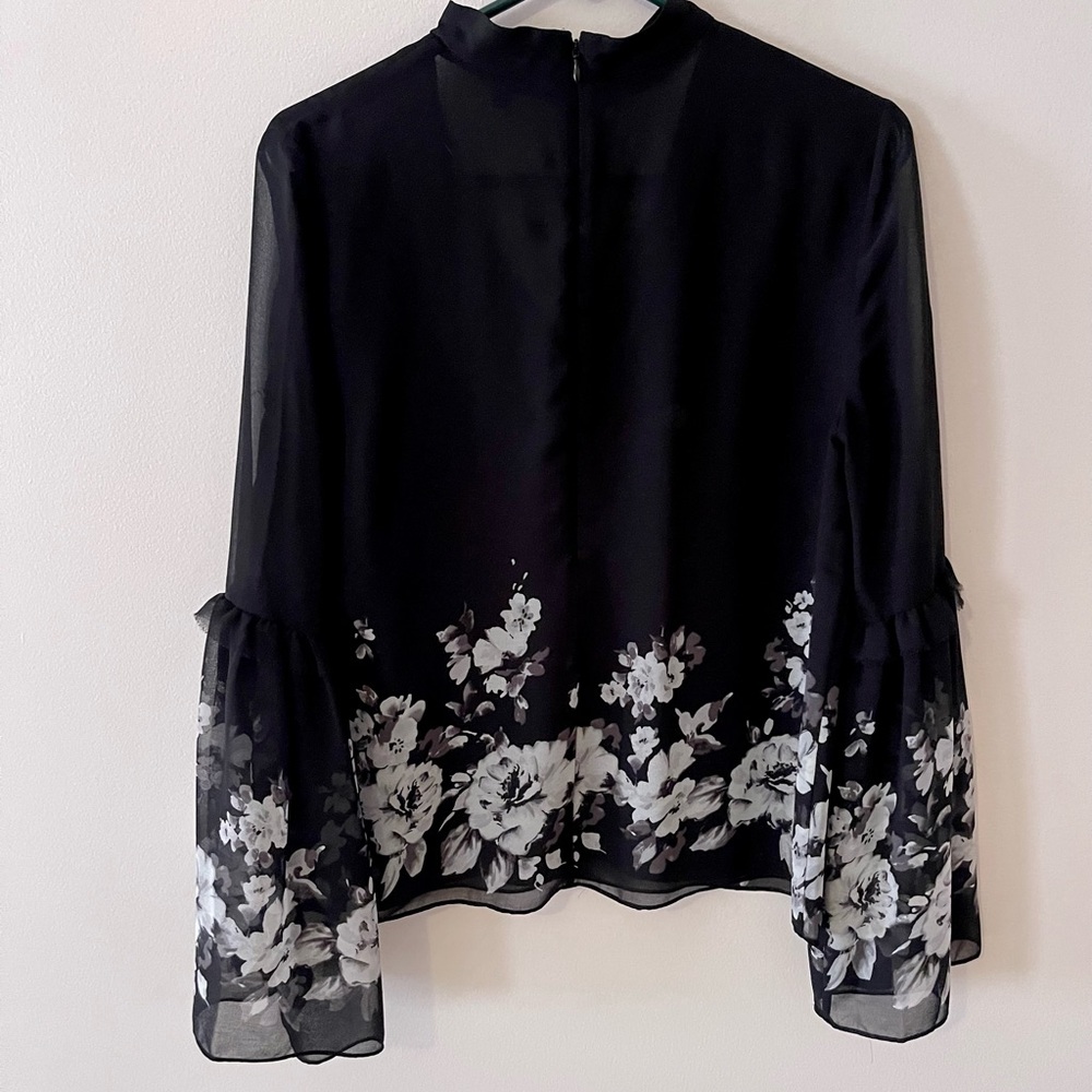 Chiffon blouse with flare sleeves V-cut neck line with choker